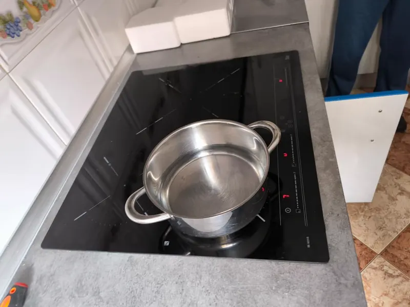 Técnico reparando una vitrocerámica